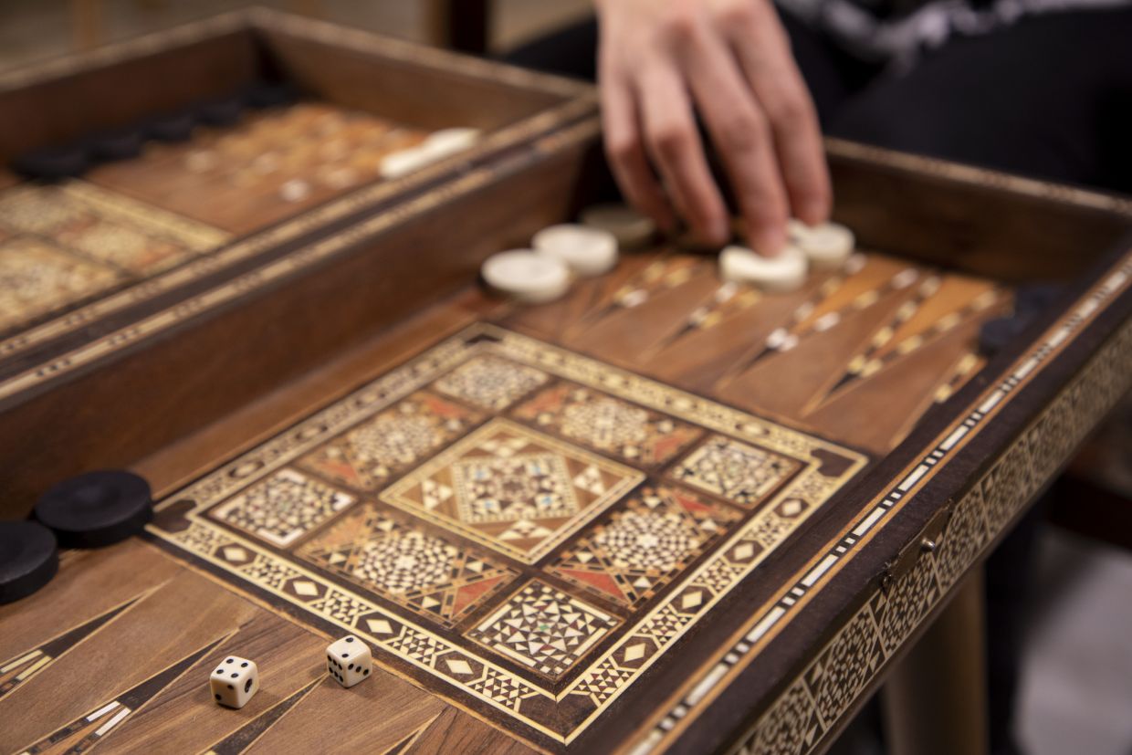 Кто первый выбросил все фишки — тот и победил!