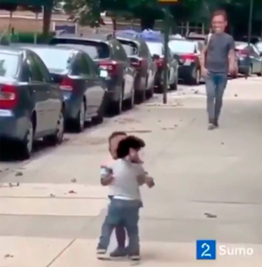 Два ребенка с головами Мохамеда Салаха и Садио Мане