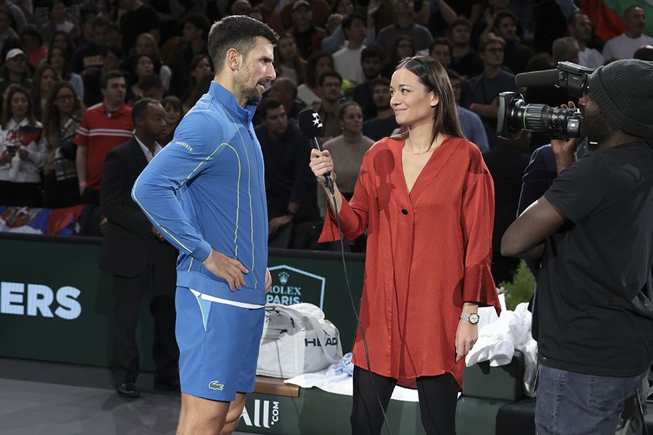 Новак Джокович общается с Ализе Лим после победы на «Мастерсе» в Париже в 2023-м