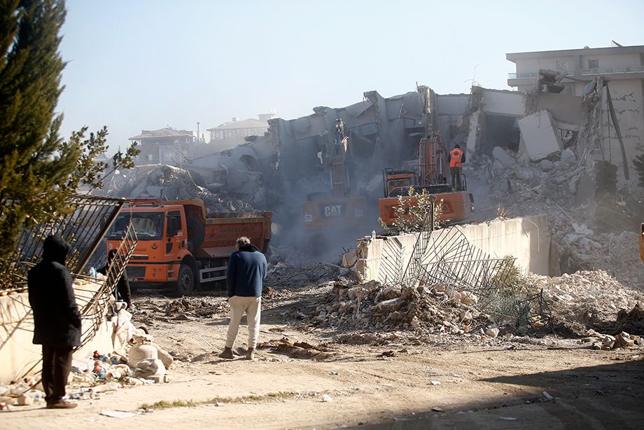 Разбор завалов в месте, где было найдено тело Кристиана Атсу