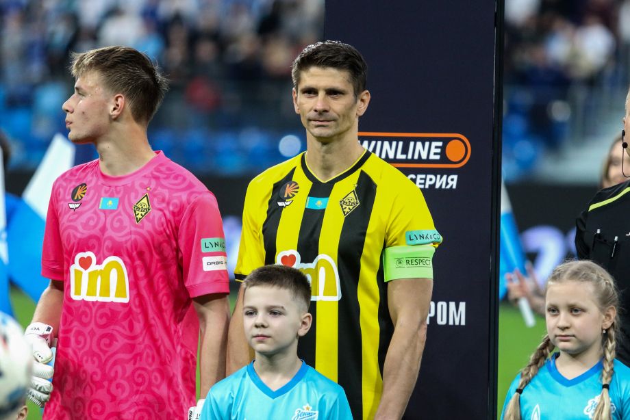 17-летний вратарь Данила Буч и 38-летний Александр Мартынович