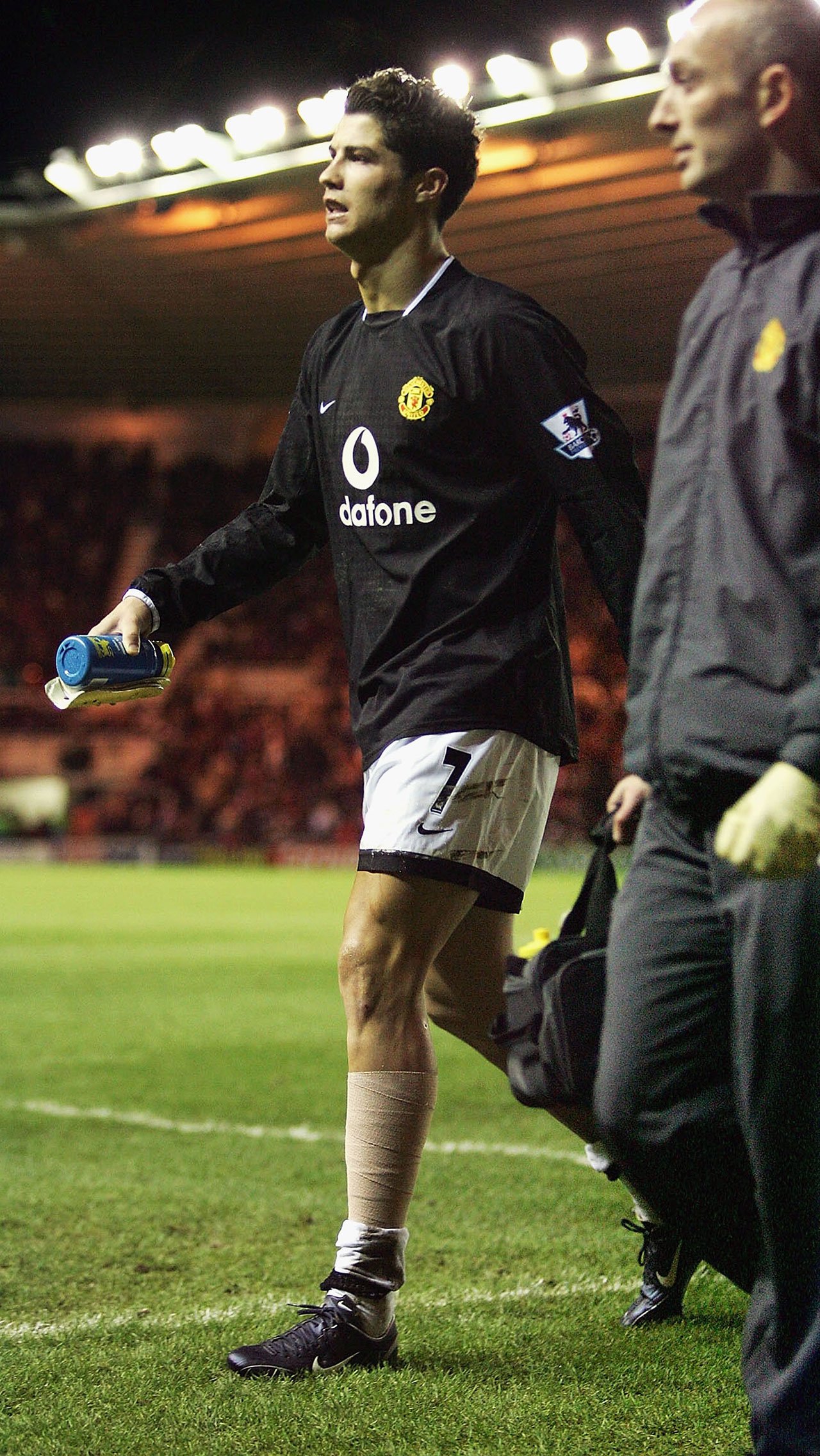 2005. Криштиану забивает 1000-й гол «Манчестер Юнайтед» в АПЛ в матче с «Мидлсбро», который завершается поражением со счётом 1:4.