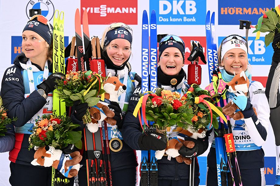 Кубок мира по биатлону — 2022/2023: забавная традиция норвежских биатлонисток — голубые блёстки на лицах в эстафете