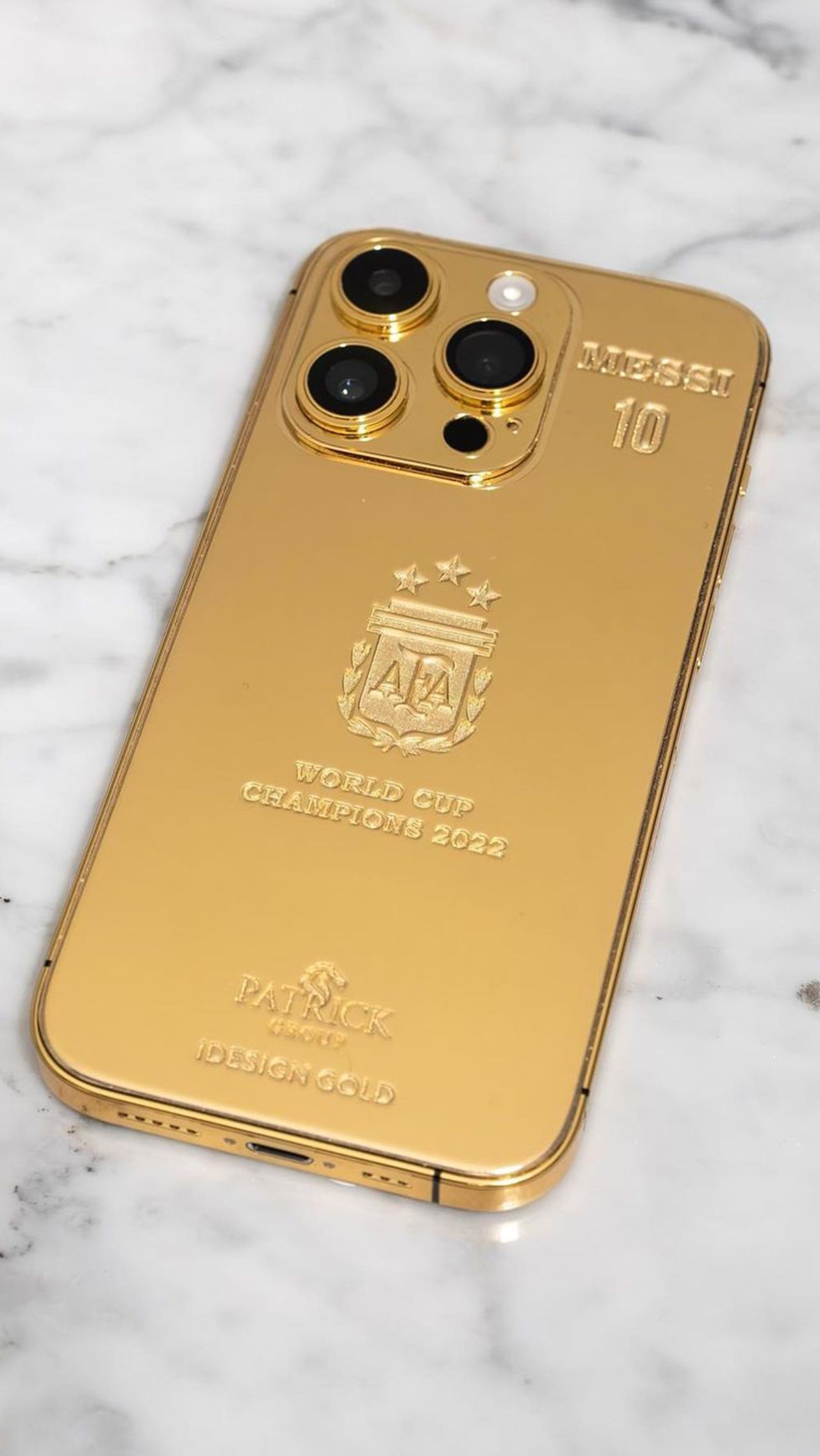 Капитан Аргентины попросил дизайнерскую компанию подготовить 35 экземпляров iPhone 14, покрытых 24-каратным золотом. На телефонах выгравированы имена игроков, номера и эмблема сборной.