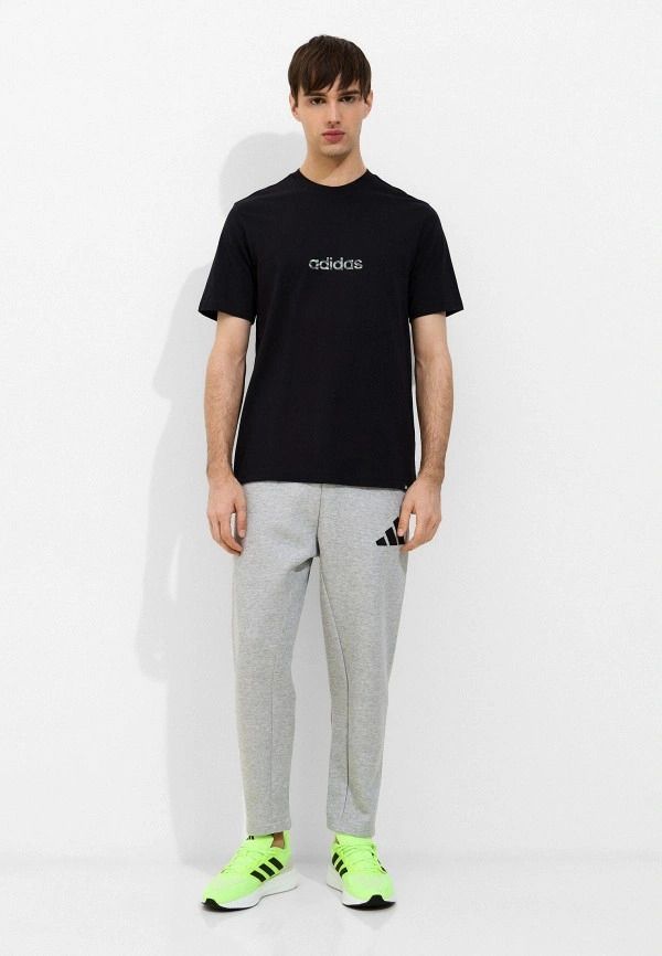 Яркие кроссовки и серые брюки — комбинация, позволяющая избежать перебора/ adidas