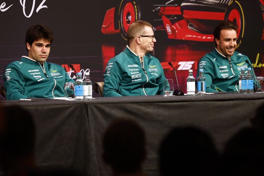 Лэнс Стролл, глава команды «Астон Мартин» Энди Кауэлл и Фернандо Алонсо