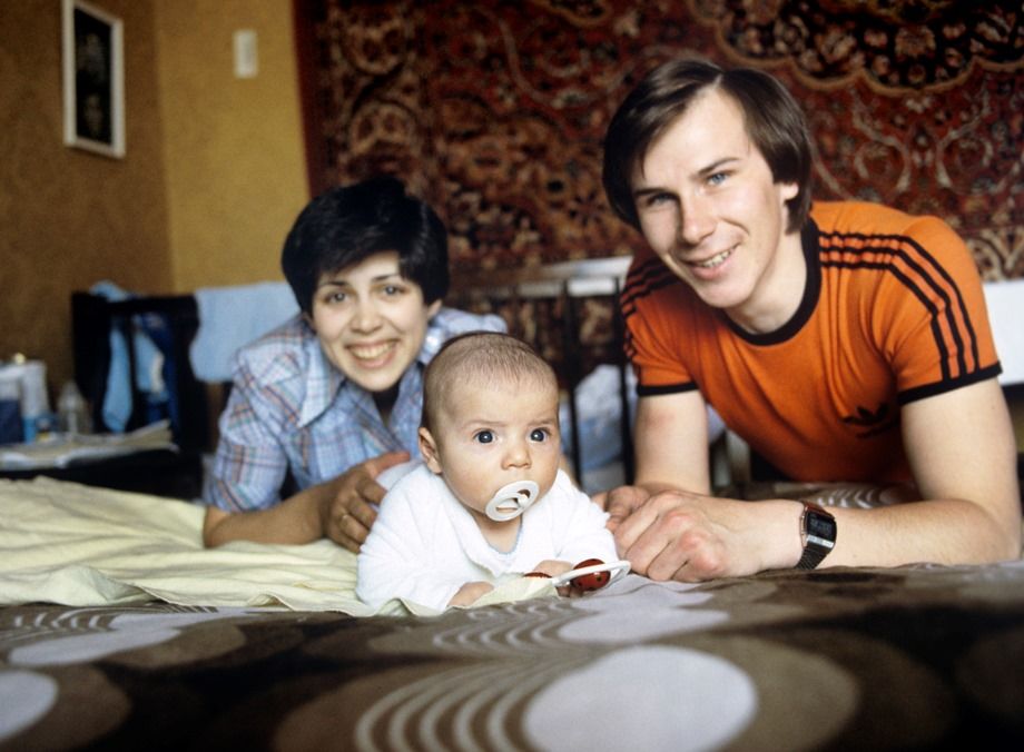 Ирина Роднина и Александр Зайцев с маленьким сыном Ирина Роднина и Александр Зайцев с маленьким сыном