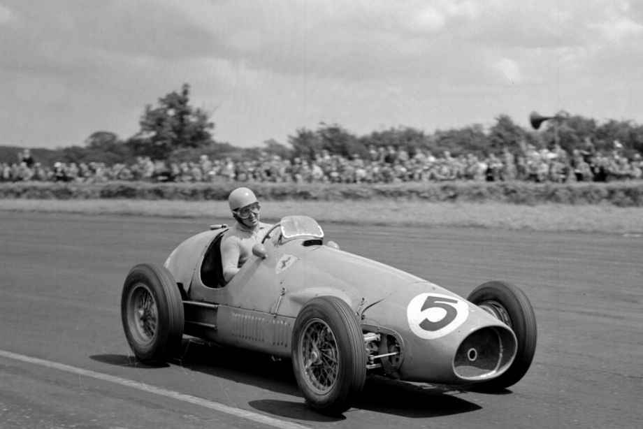 Альберто Аскари управляет Ferrari 500 – машиной класса Формула-2 Альберто Аскари управляет Ferrari 500 – машиной класса Формула-2