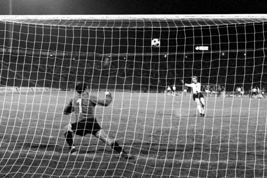 Удар Ули Хёнеса в финале чемпионата Европы 1976 года