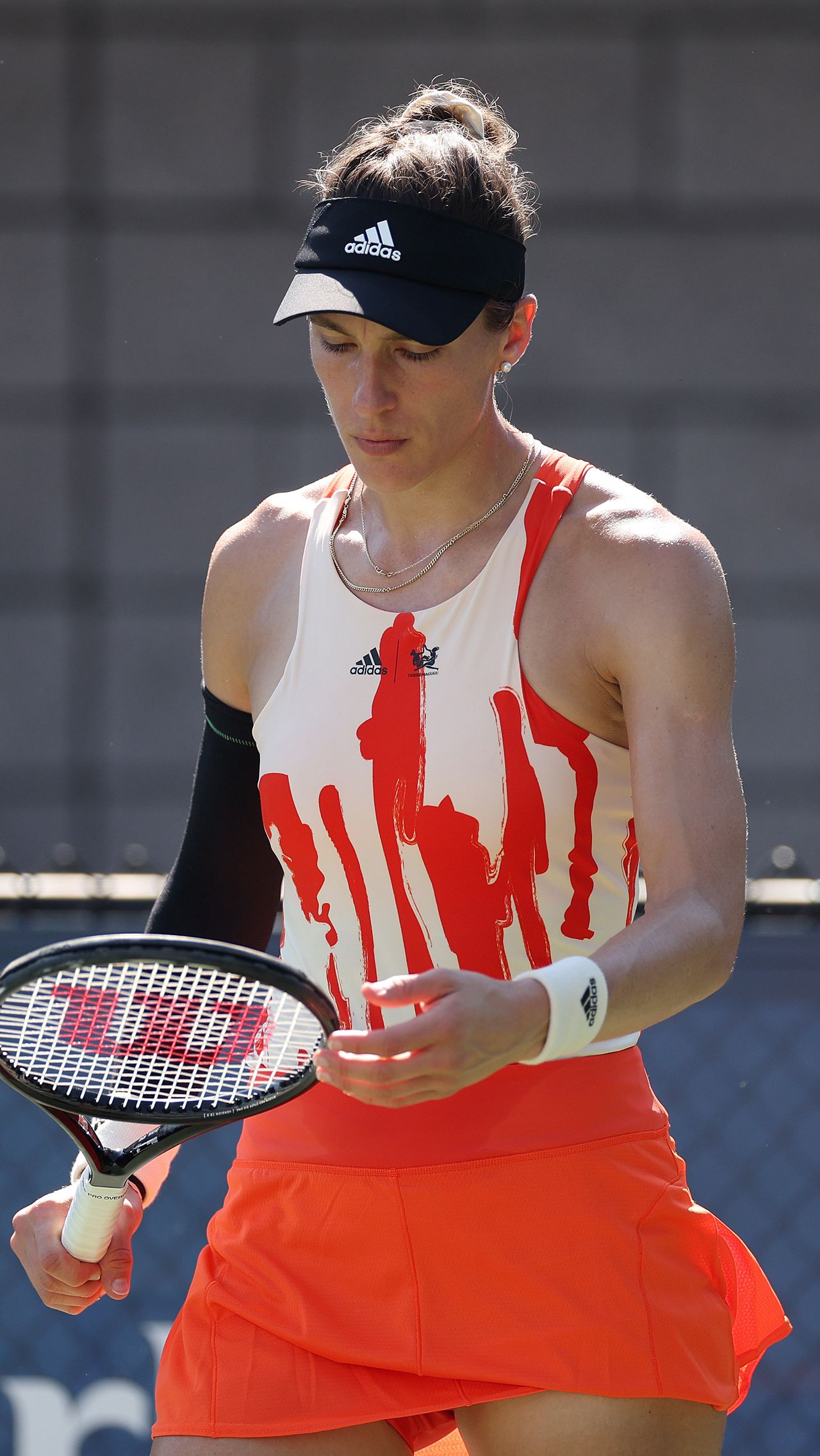 Андреа Петкович сделала выбор в пользу другой цветовой гаммы — красно-белой. В таком костюме она играла на US Open.
