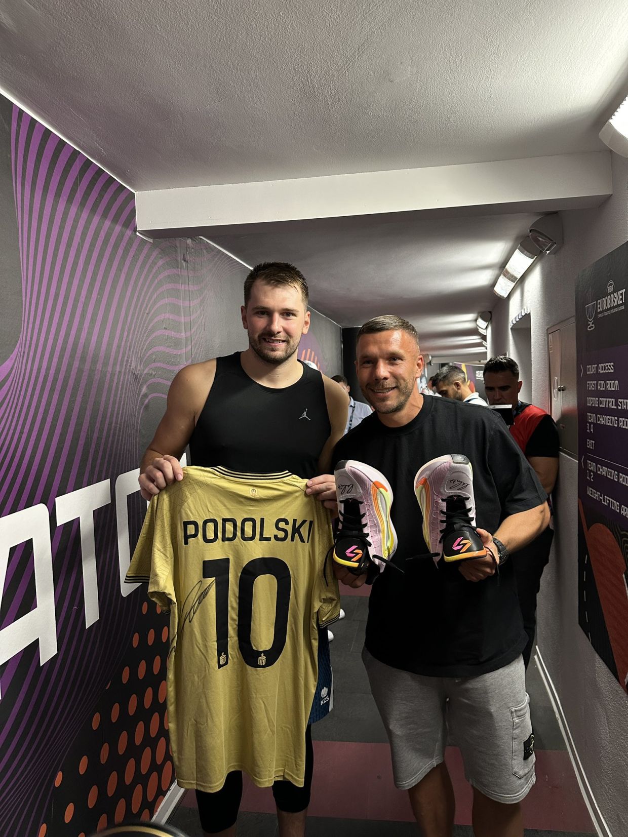 Görün Donçiç Podolskiyə nə hədiyyə etdi – FOTO