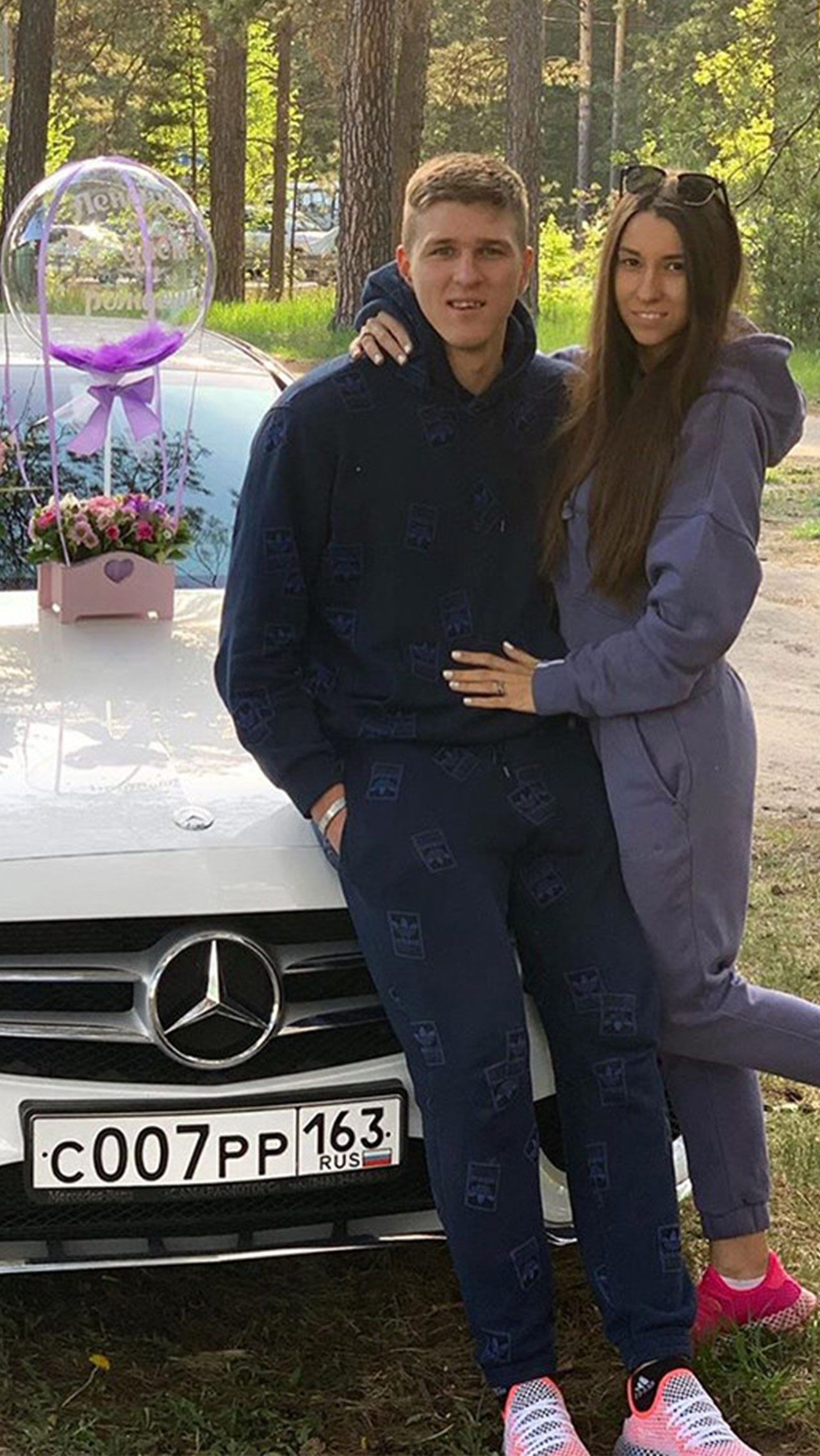 В социальных сетях супруги Александра Елены появлялось фото на фоне белого «Мерседеса».