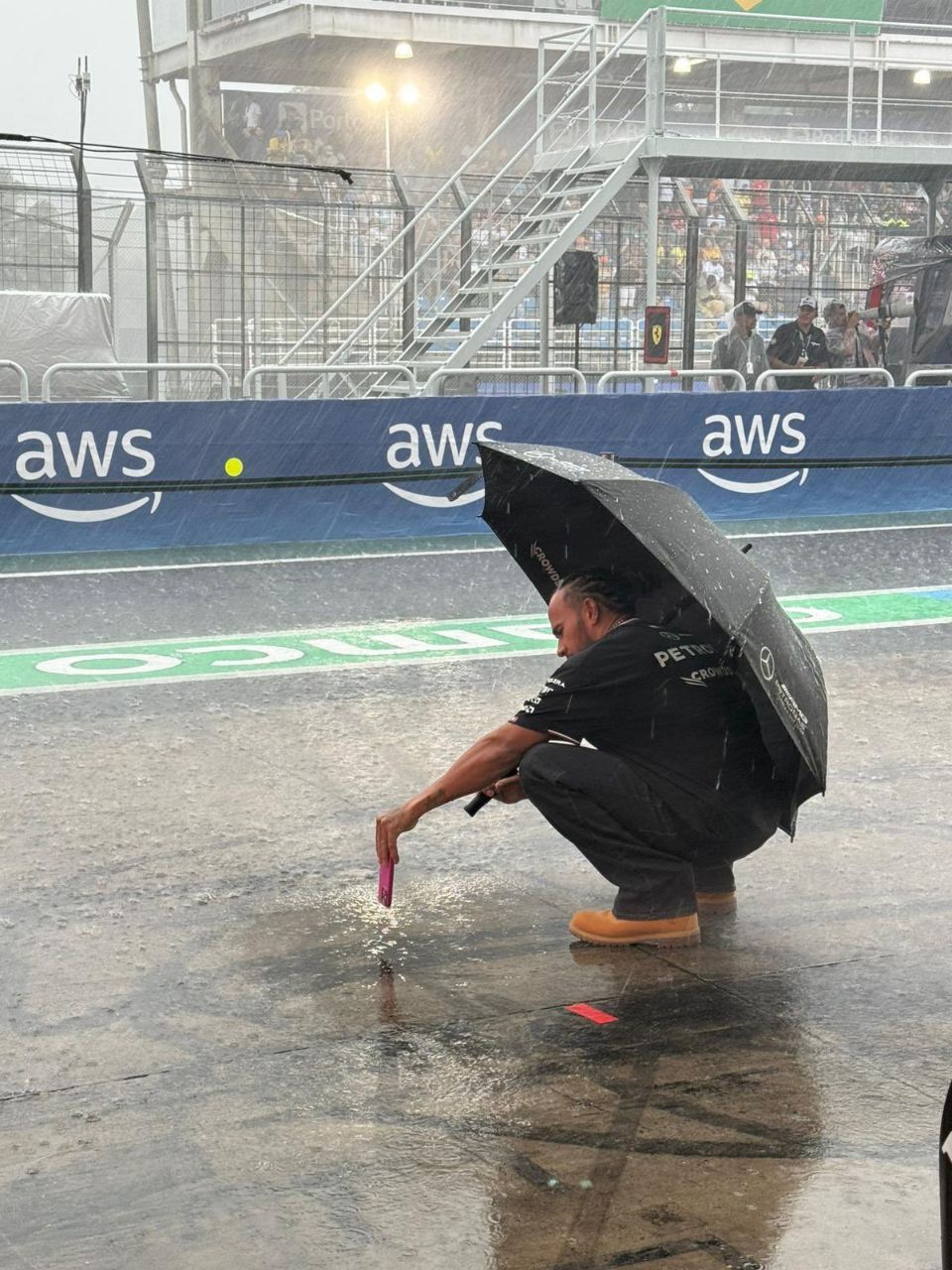 Каждый развлекается, как может. Хэмилтон, к примеру, занимается фотографией