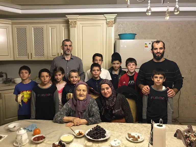 Бувайсар Сайтиев с семьёй Бувайсар Сайтиев с семьёй