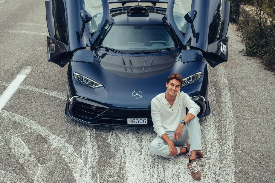 Джордж Расселл рядом с Mercedes-AMG One