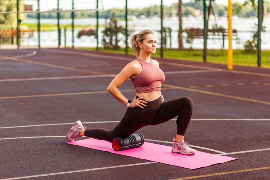 5 самых эффективных упражнений с массажным роликом, которые помогут расслабить всё тело