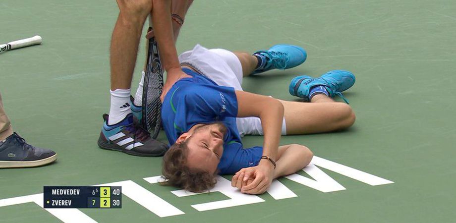 Волевая победа Даниила Медведева в 4-м круге Индиан-Уэллса над Зверевым: выиграл трёхчасовой матч после падения