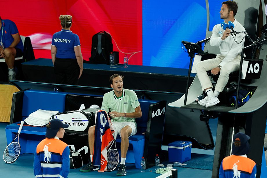 Даниил Медведев вышел из себя и грубо накричал на судью, оскорбил болельщиков на Australian Open — 2022
