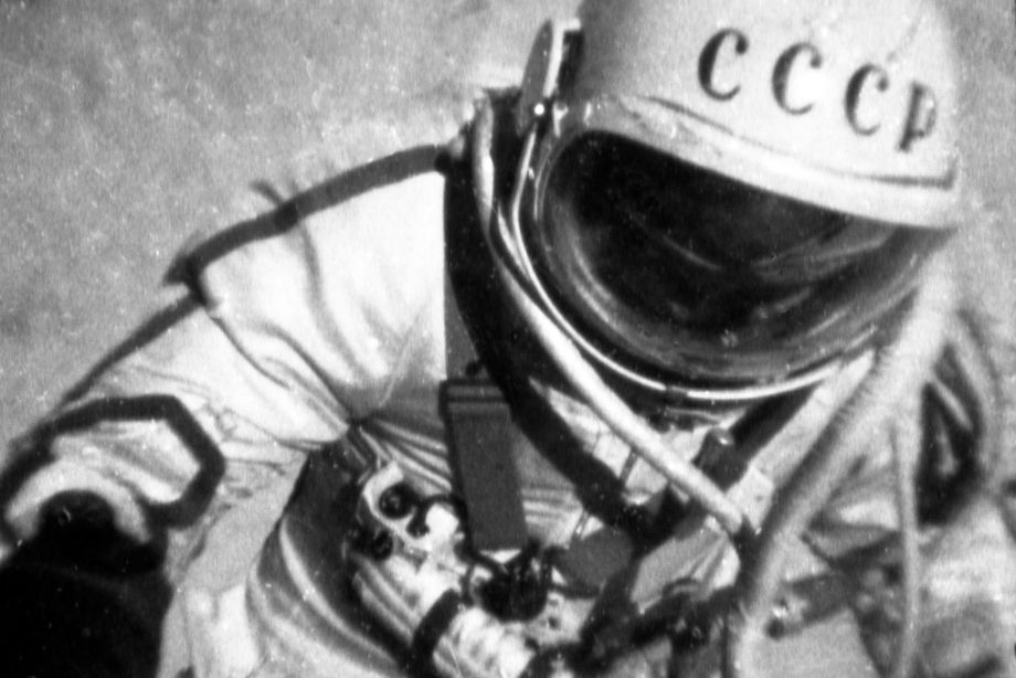 Алексей Леонов в открытом космосе Алексей Леонов в открытом космосе