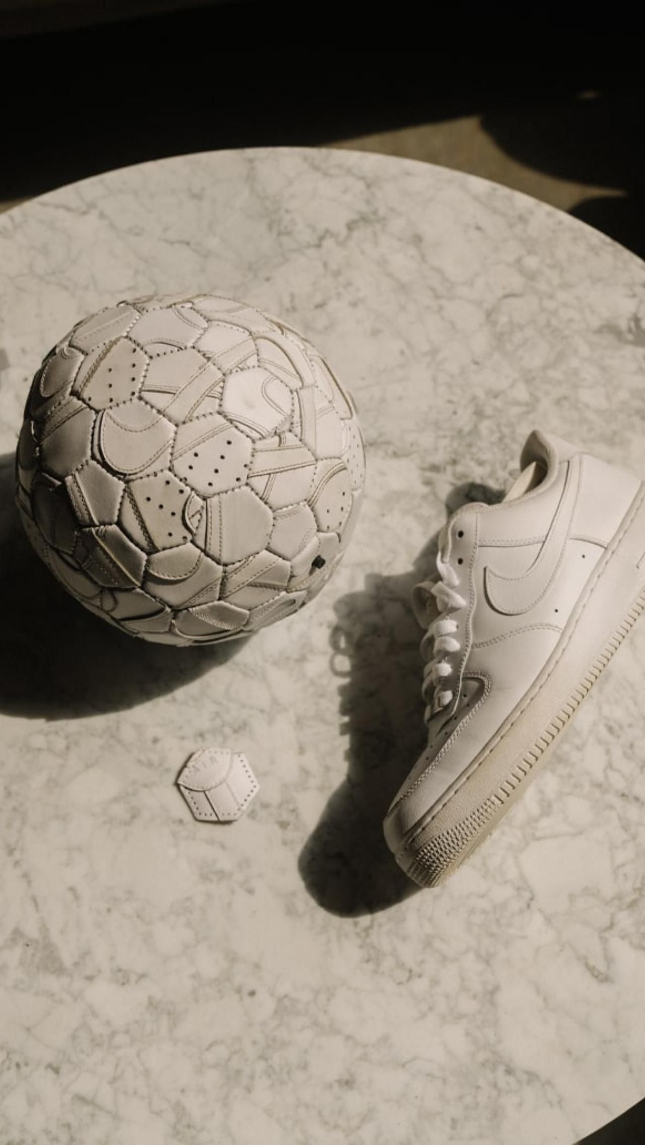 Сама идея пришла в голову дизайнеру во время пандемии. Время, проведённое в изоляции, побудило британского дизайнера Джона-Пола Уитли попробовать свои силы в создании собственного футбольного мяча.