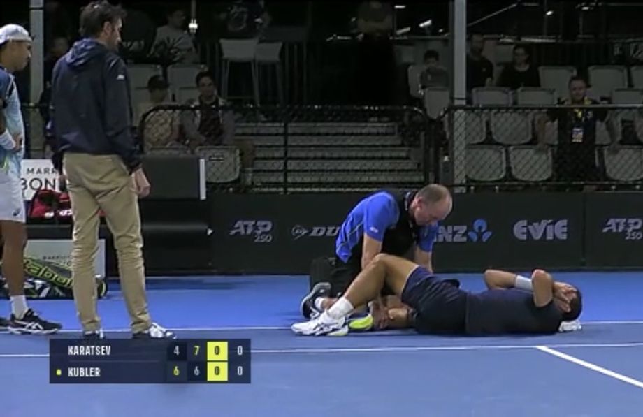 Аслан Карацев упал в матче с Джэйсоном Каблером на турнире ATP в Брисбене в 2024 году
