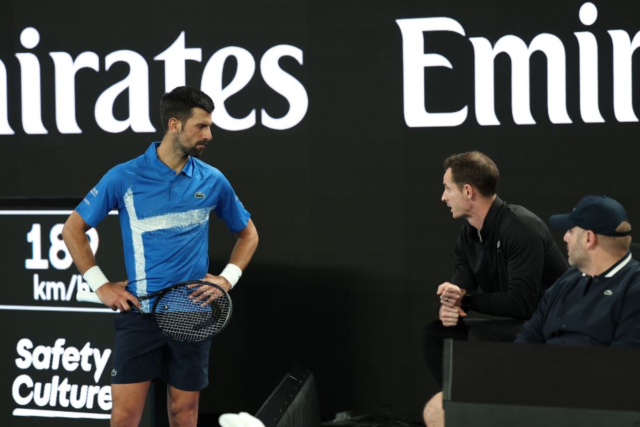 Энди Маррей помогает Новаку Джоковичу на Australian Open