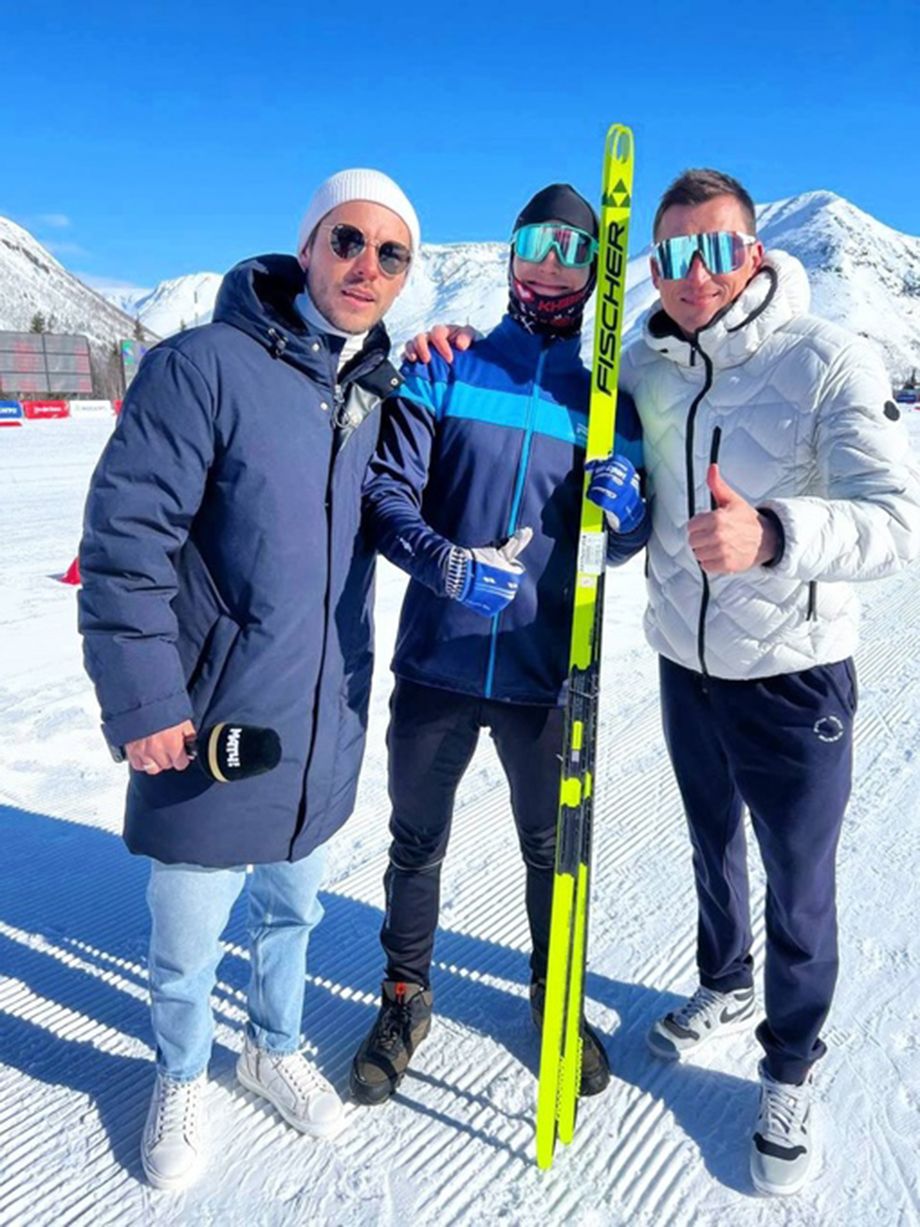 Андрей Романов и Александр Легков вручают Пузанову лыжи