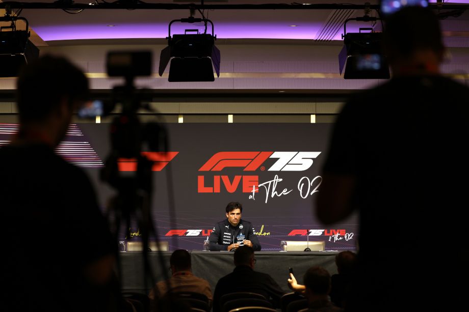 Карлос Сайнс на пресс-конференции F1 75 Live