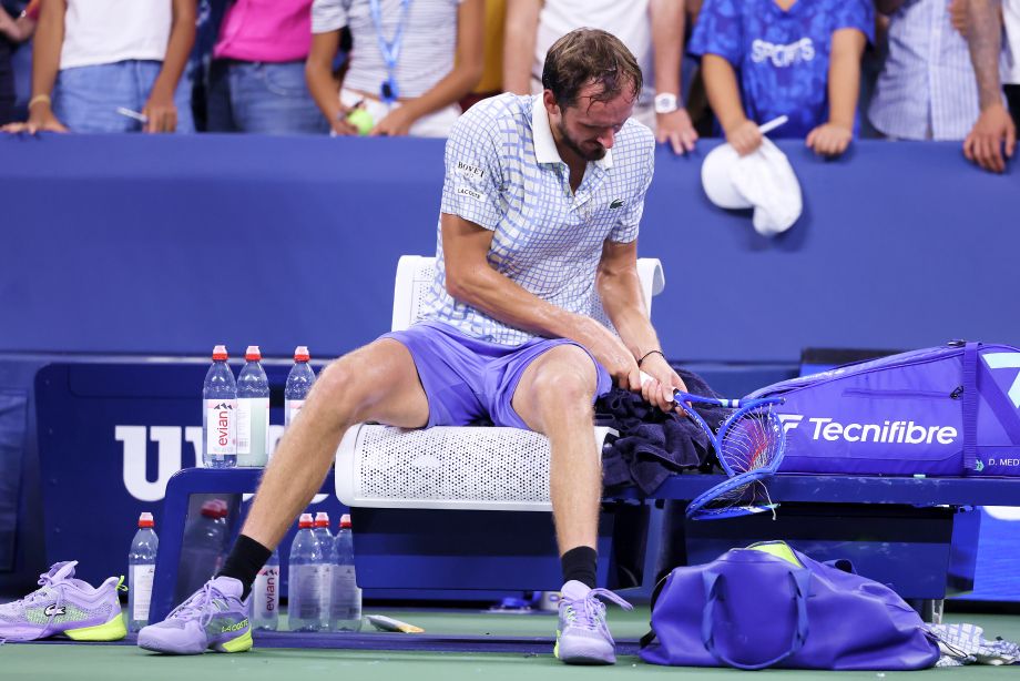 Даниил Медведев разбил ракетку после поражения от Бенжамена Бонзи на US Open