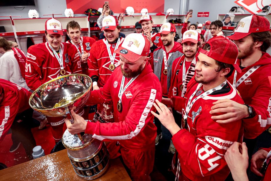 МХК «Спартак» с Кубком Харламова