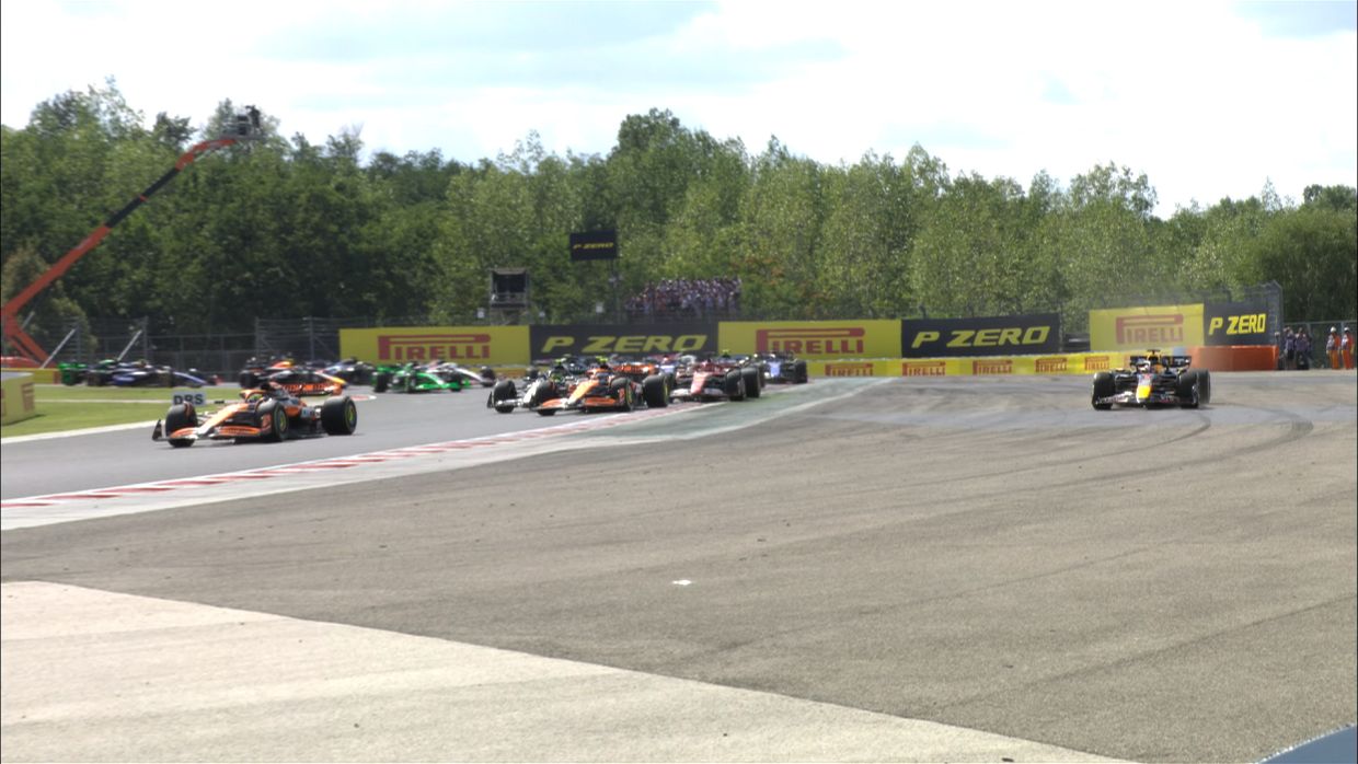 Ферстаппен за пределами трассы в первом повороте