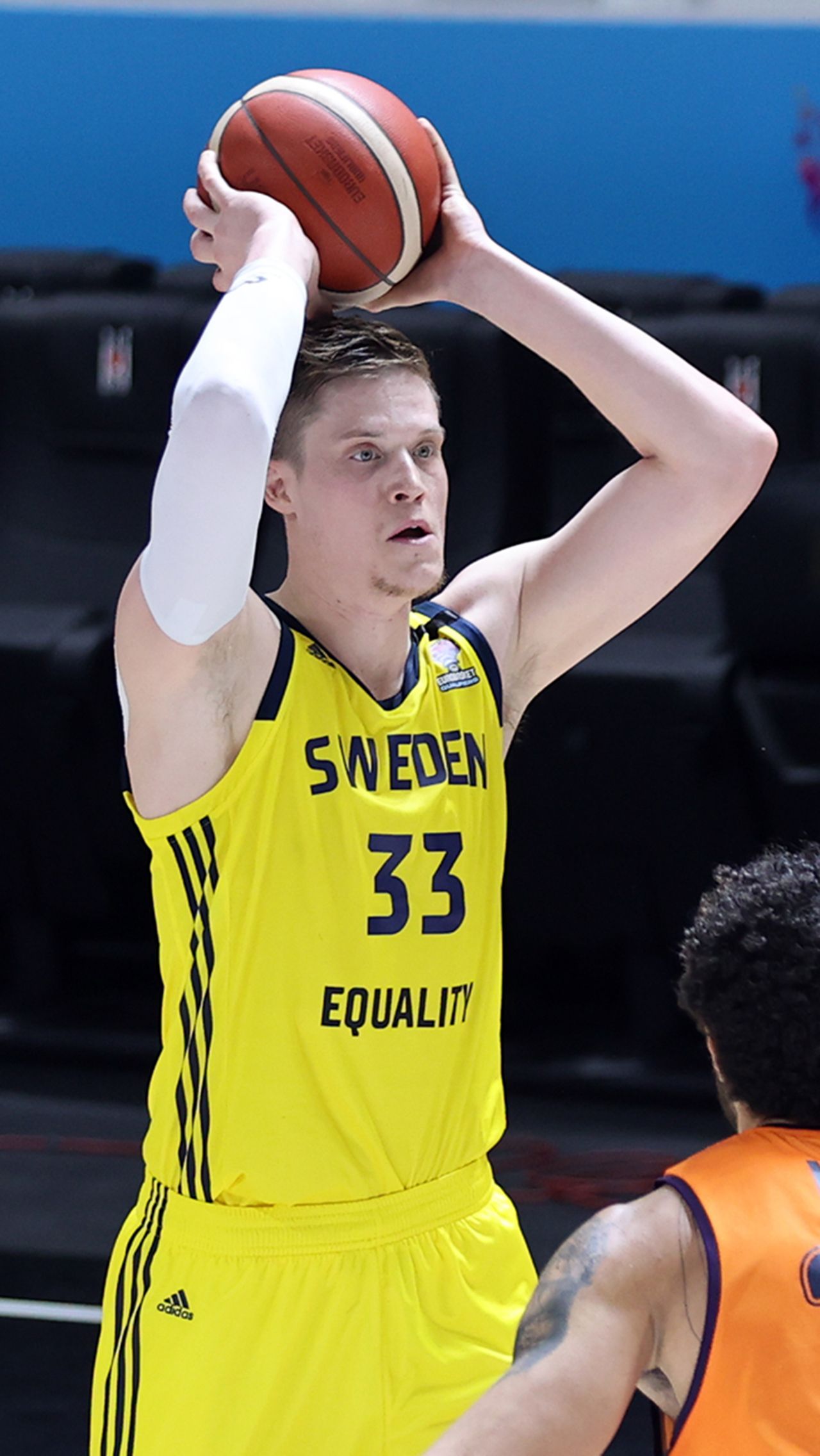«К сожалению, вынуждены прийти к выводу, что для Юнаса Йеребко нет условий представлять сборную Швеции по баскетболу», — говорится в заявлении баскетбольной федерации Швеции. 