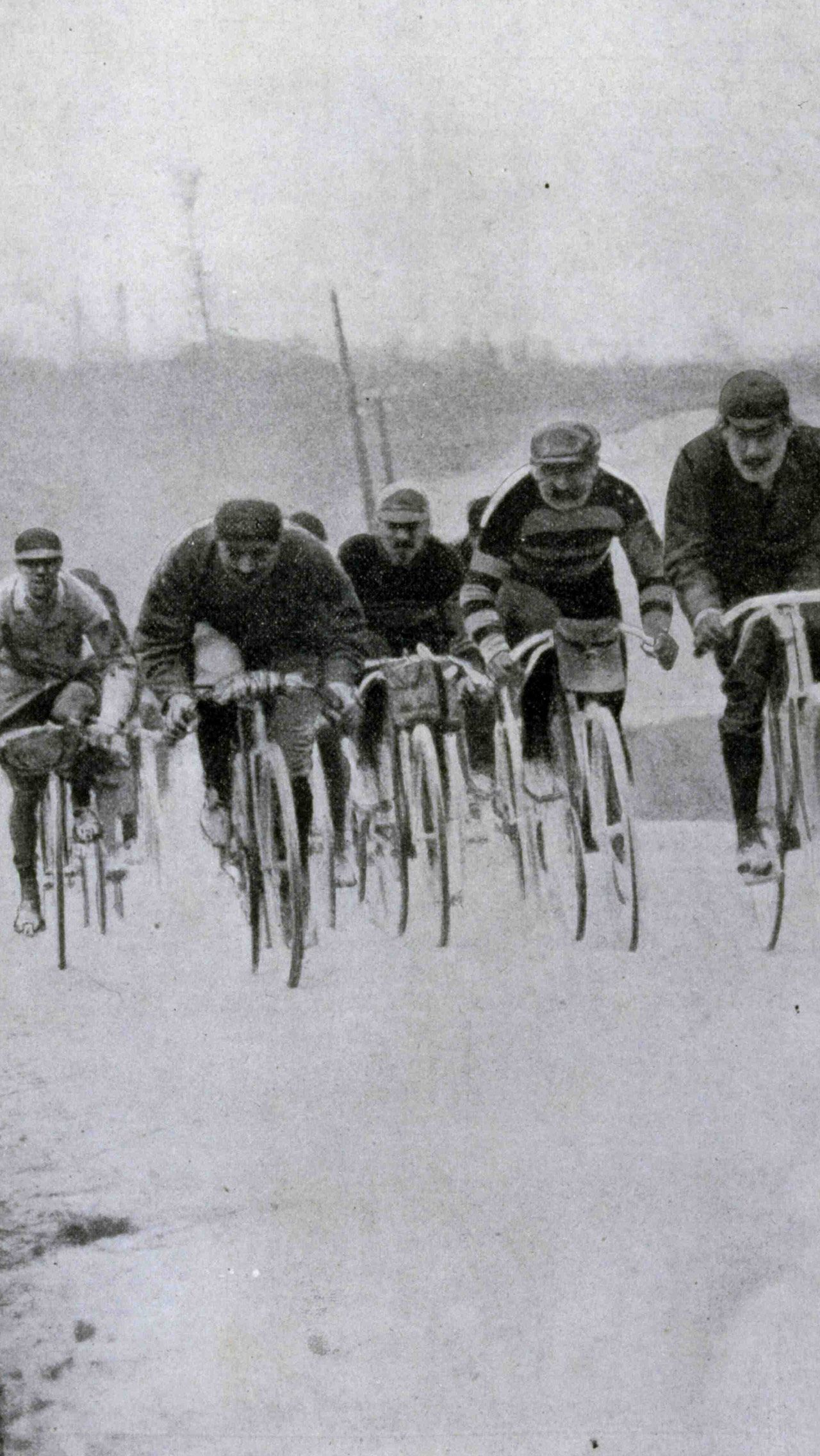 Ещё в 1905 году проведению гонки пытались помешать обычные хулиганы — они выбросили на трассу более 100 кг гвоздей! Из-за этого финишировать смогла только четверть от стартовавших участников.