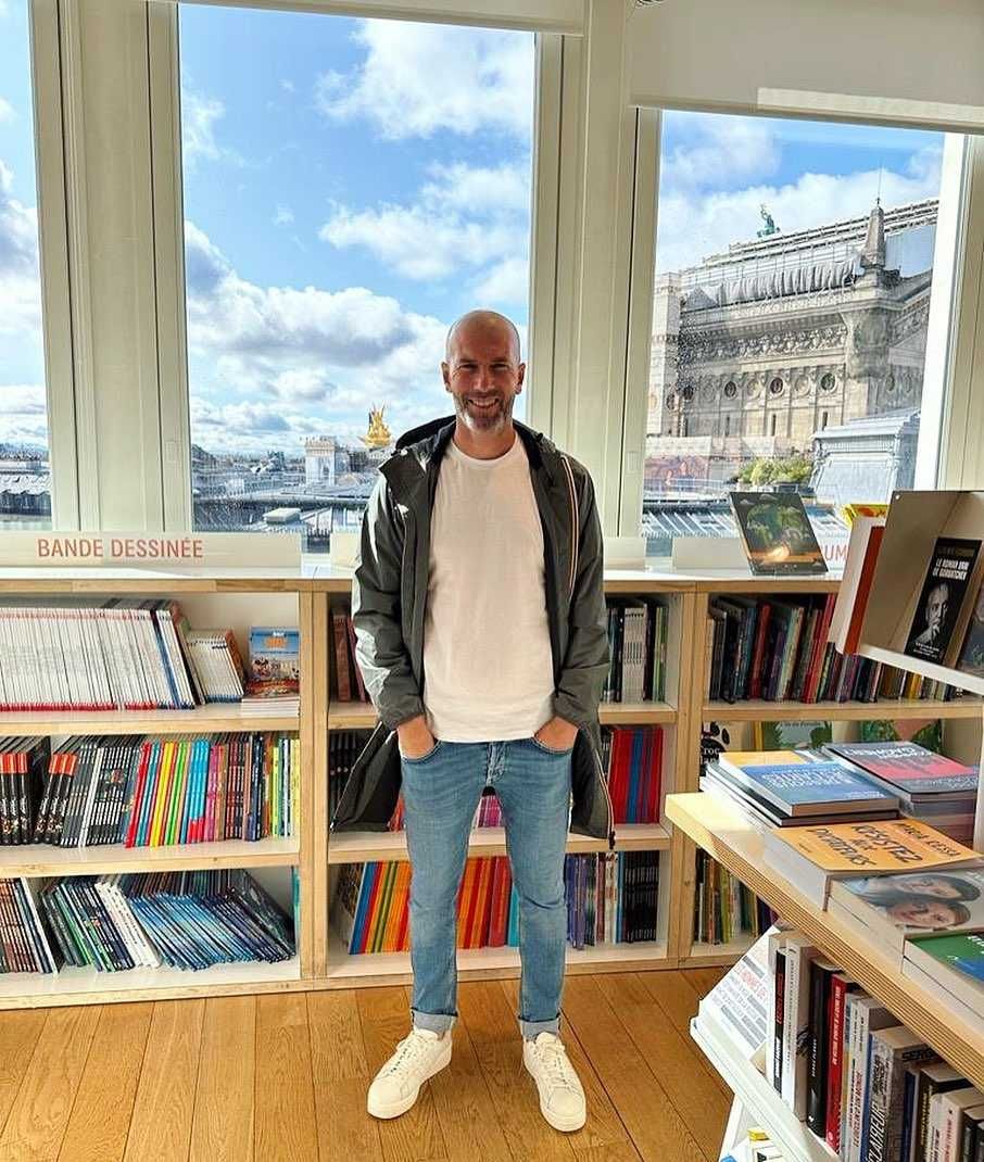 Футболист Зинедин Зидан показывает пример базовой комбинации с джинсами и футболкой