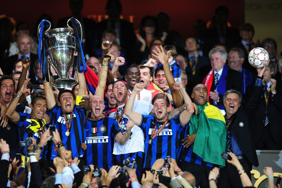 Жозе Моуринью с игроками «Интера» после завоевания трофея Лиги чемпионов