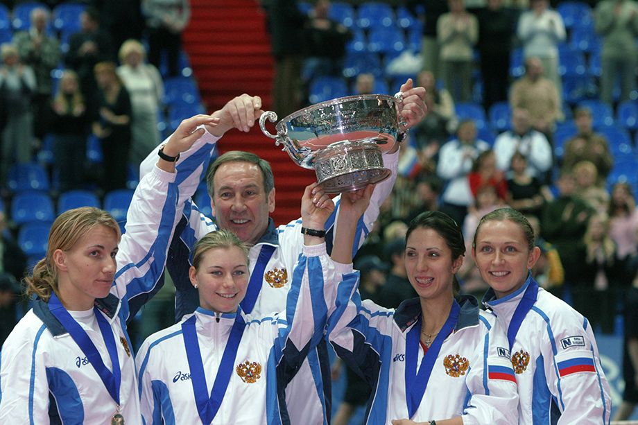 Женская сборная России после победы в Кубке Федерации — 2004