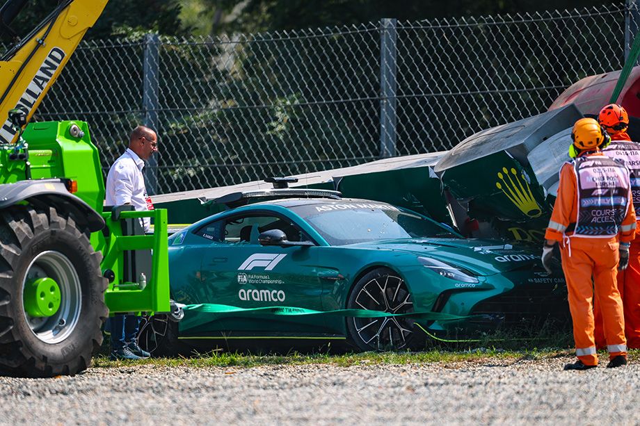 Разбитый сейфти-кар «Астон Мартин»