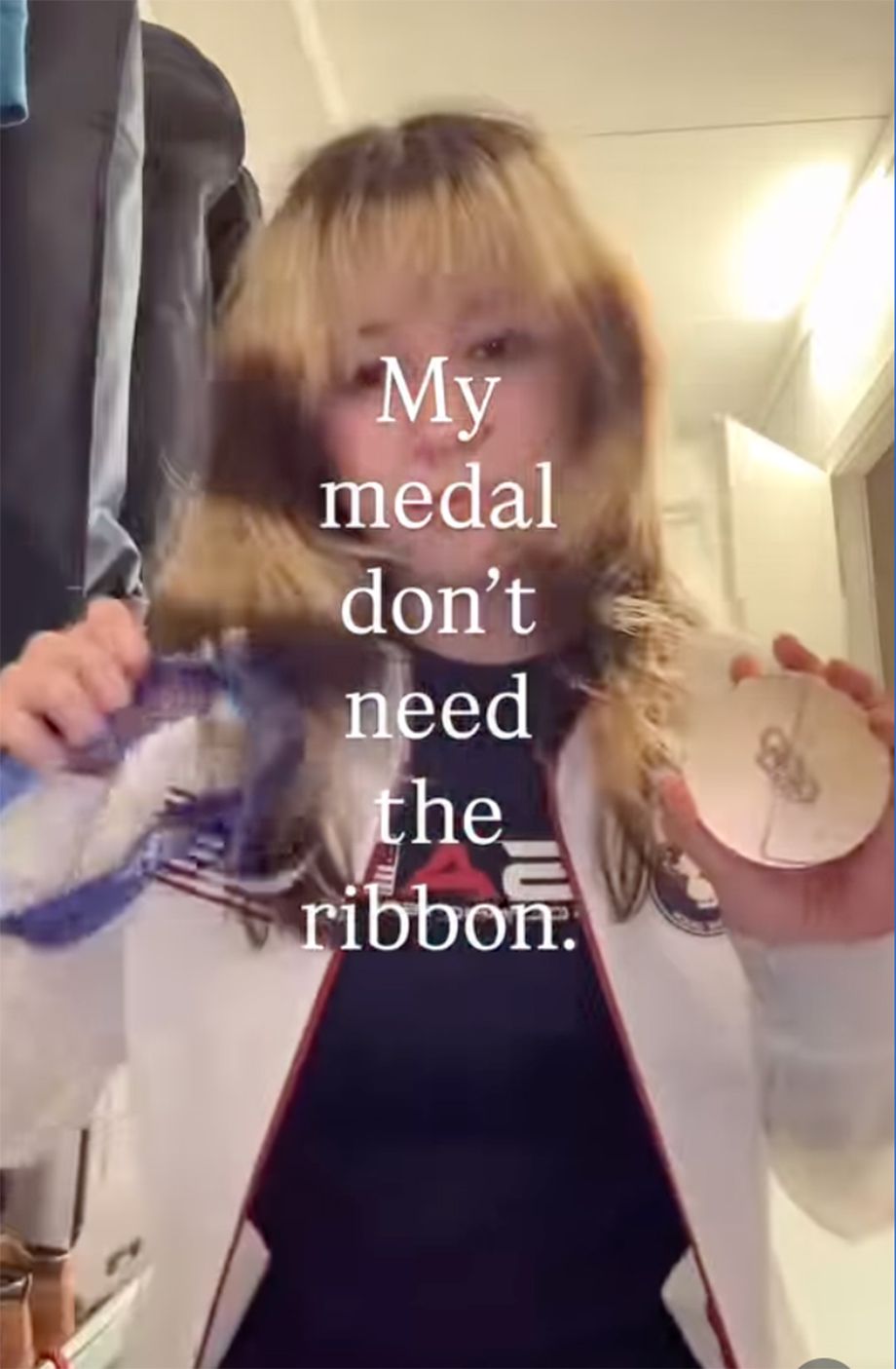 Алиса Лью показала медаль