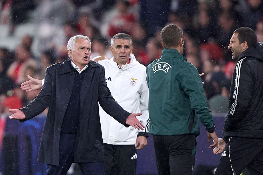 Жозе Моуринью во время матча «Бенфика» — «Байер»