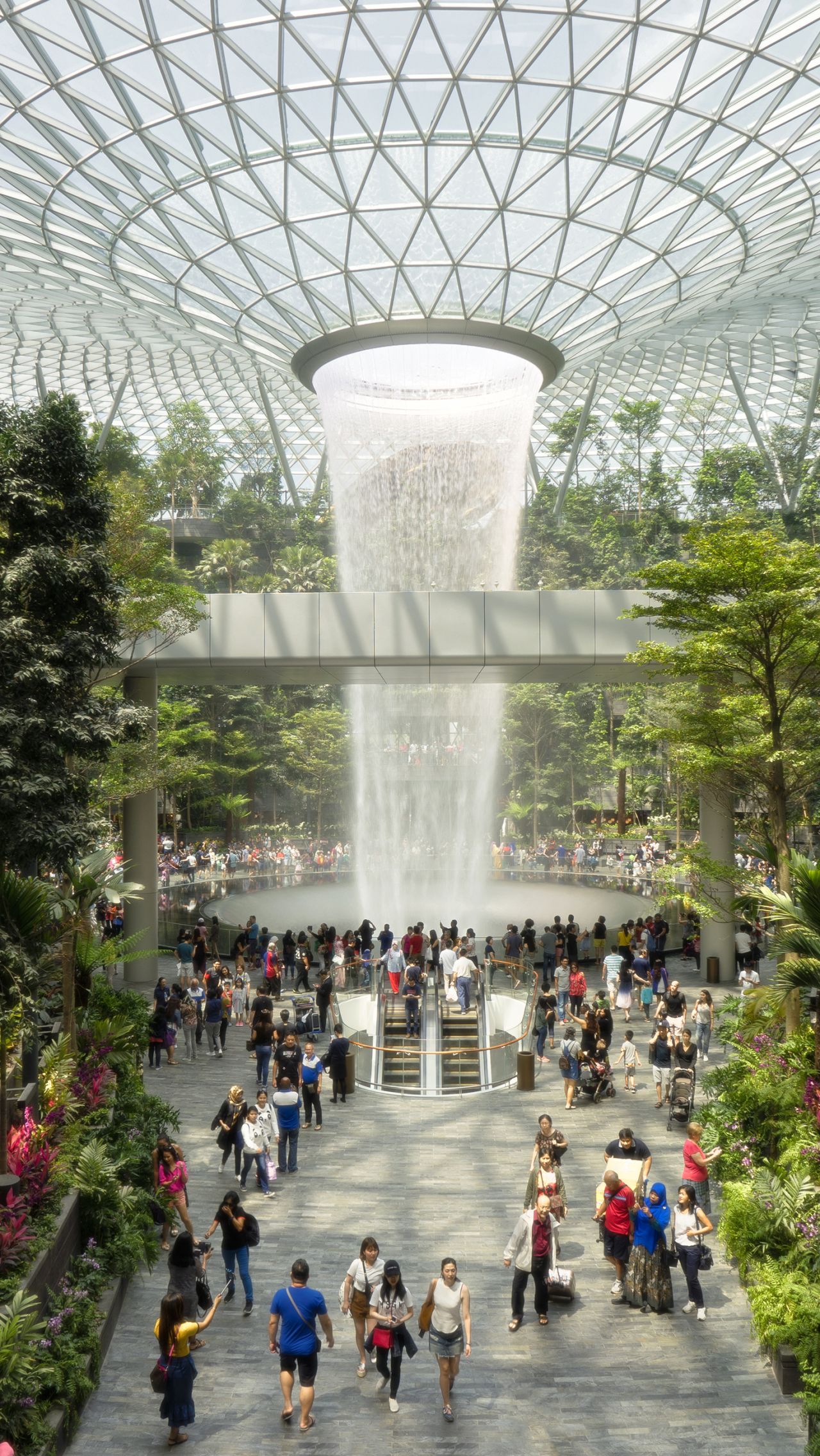 Фантастический лес и водопад в самом сердце аэропорта Сингапура