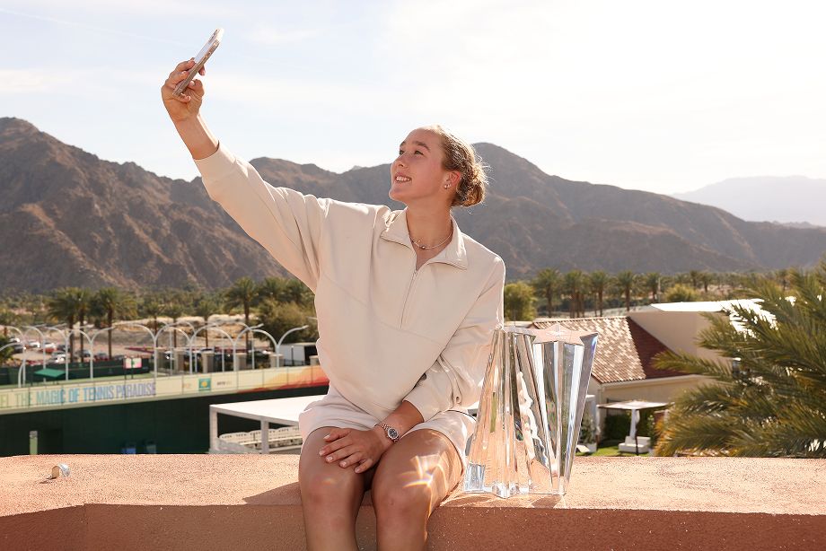 Мирра Андреева с трофеем Индиан-Уэллса-2025