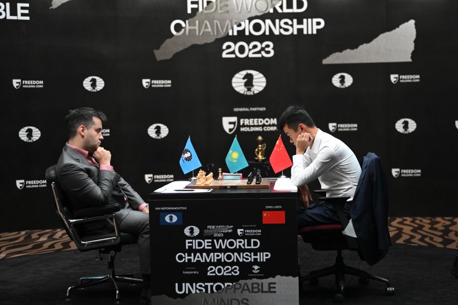 Ян Непомнящий и Дин Лижэнь в матче 2023 года