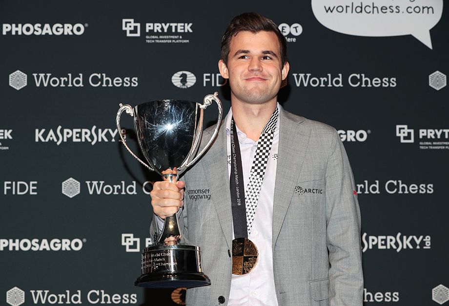 Magnus Carlsen con la Copa del Mundo 2018
