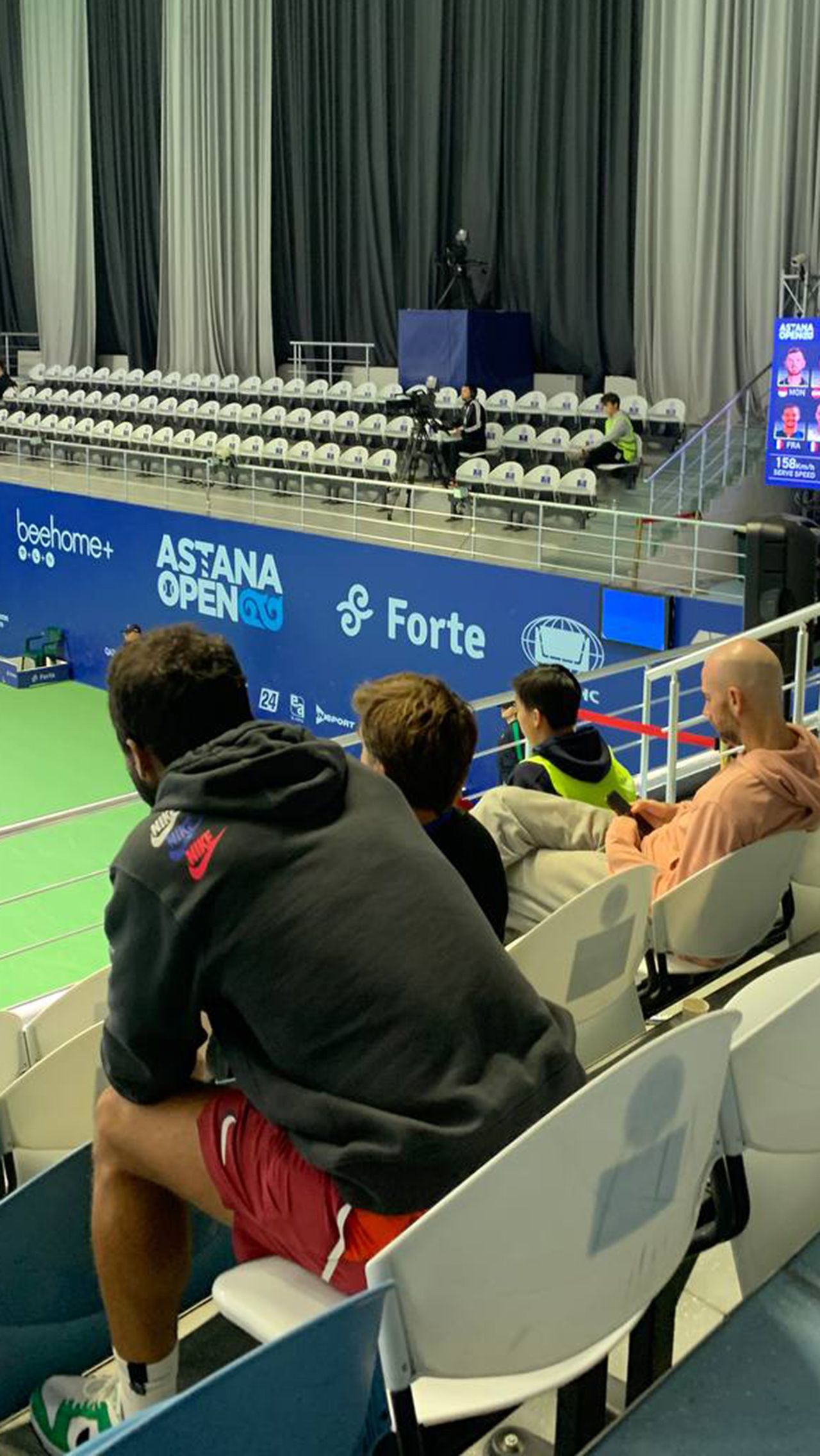 На трибунах появляются и теннисисты. Вот Адриан Маннарино отшил нескольких болельщиков, просящих автограф. На первом корте он смотрел матч парников.