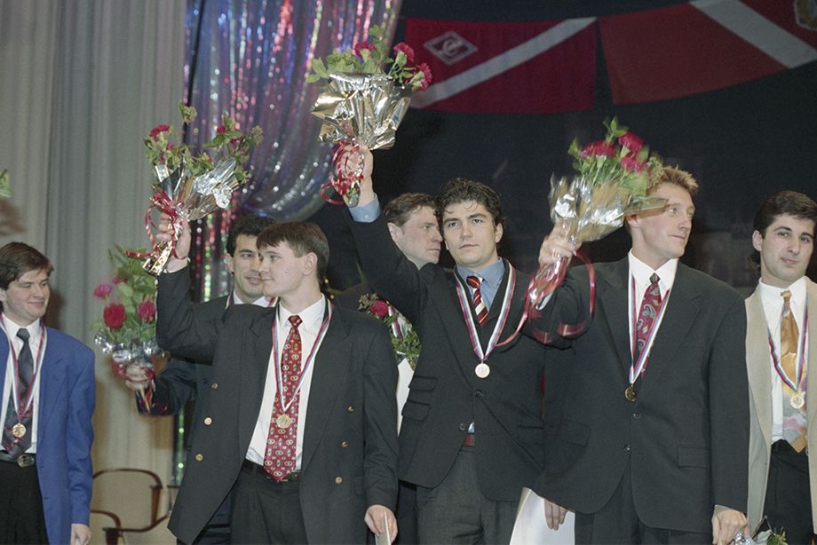 Чествование «Спартака» в 1995 году. Двитрий Тяпушкин — позади Дмитрия Аленичева и Николая Писарева Чествование «Спартака» в 1995 году. Двитрий Тяпушкин — позади Дмитрия Аленичева и Николая Писарева