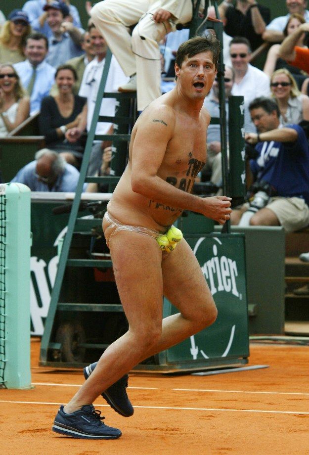 Стрикер Марк Робертс голым выбежал на корт во время финала «Ролан Гаррос» — 2003 Хуан-Карлос Ферреро – Мартин Феркерк
