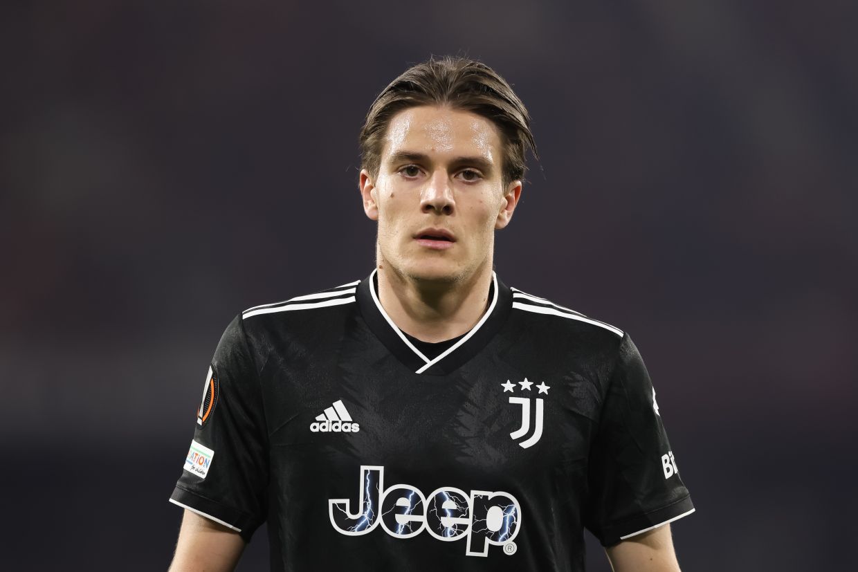 Фаджоли футболист. Футболист в профиль. Juventus Midfield. Луиджи Фаджиоли.