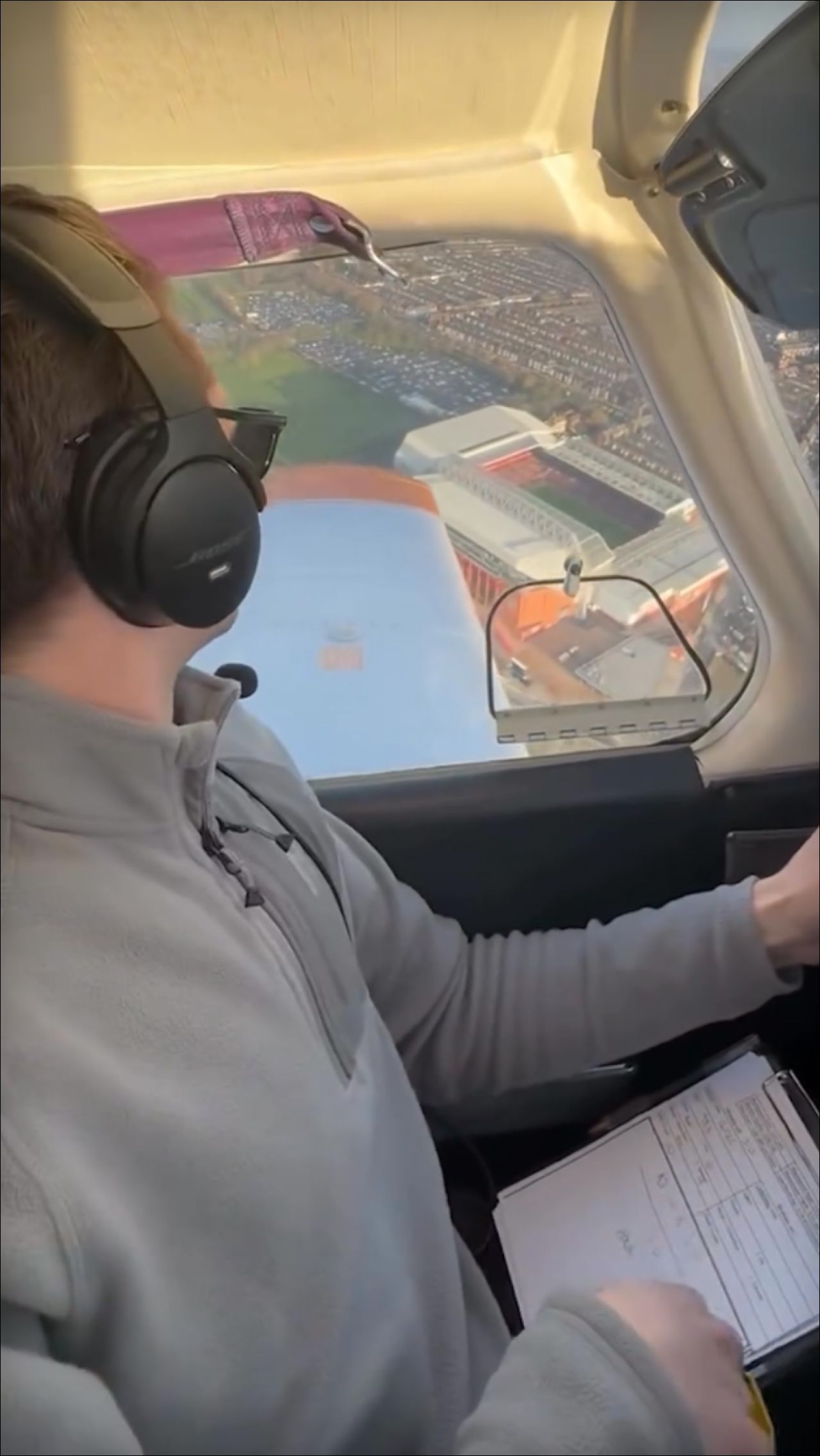 Пилот смотрел матч «Ливерпуля» из иллюминатора