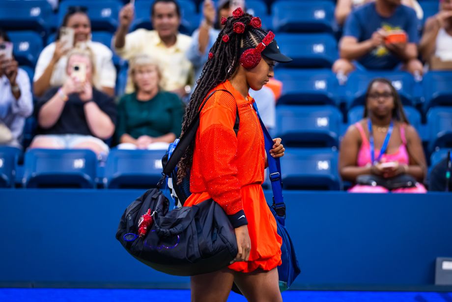 Наоми Осака вышла на корт US Open в ярком наряде и с игрушкой Лабубу на сумке