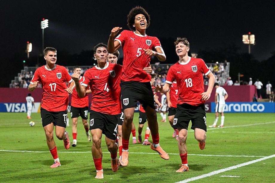 Ифеаньи Ндукве празднует гол в ворота сборной Англии в 1/8 финала